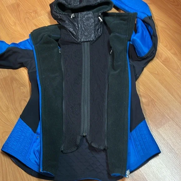 EUC Lululemon Run: Bundle Up Jacket (US 8) - Black / Beaming Blue - Picture 10 of 16